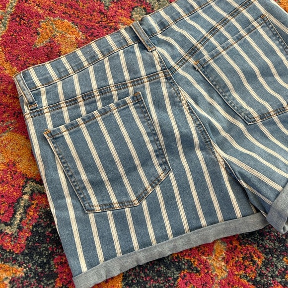 🔥PacSun | Women’s Blue/White Striped The Shortie Denim Shorts rolled hem size 29 - Picture 4 of 12